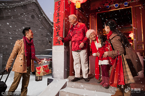 Visiting the homes of relatives is a tradition on Chinese New Year - Chinese New Year Superstition