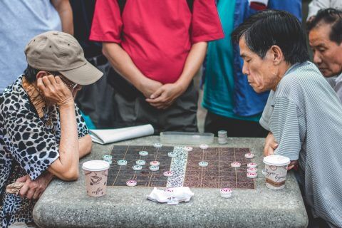 Chinese Board Games in the street is NOT a rare sighting!