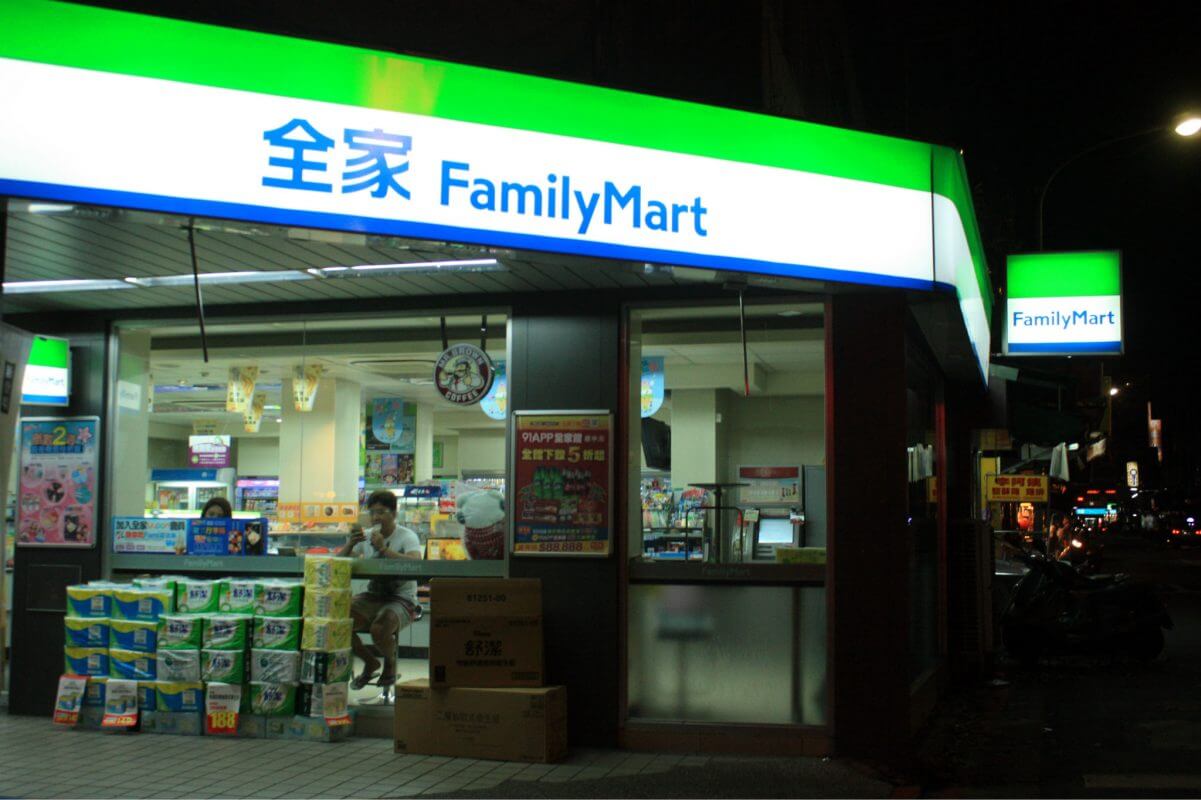 Family mart. Family Mart магазин. Магазин в Тайланде Family. Фэмили март в Тайланде. Family Mart магазин Тайланд.