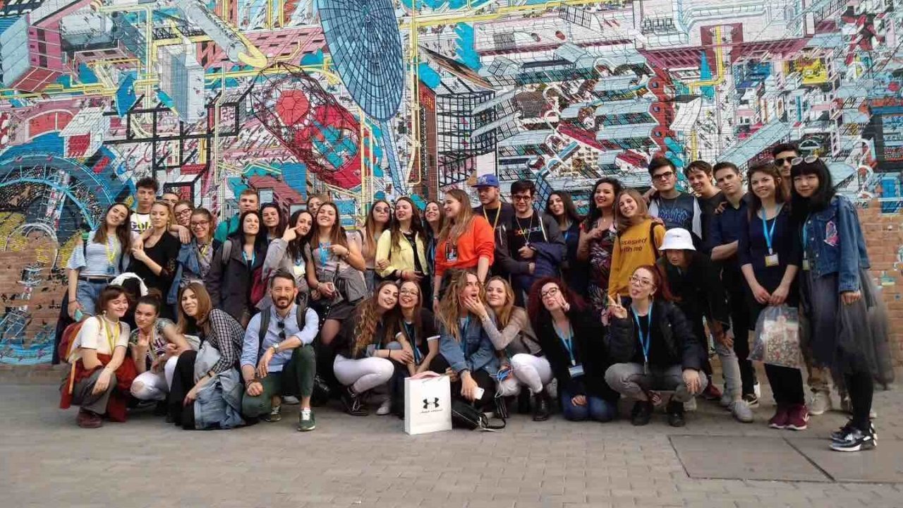 Italy meets China - Our students from Ancona, on their last day in Beijing, at the 798 Art District